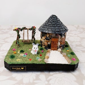 Miniatura de Casa de Pedra com Baloiço com cãozinho – Decoração Artesanal Rústica- Diorama -Casa de Fada