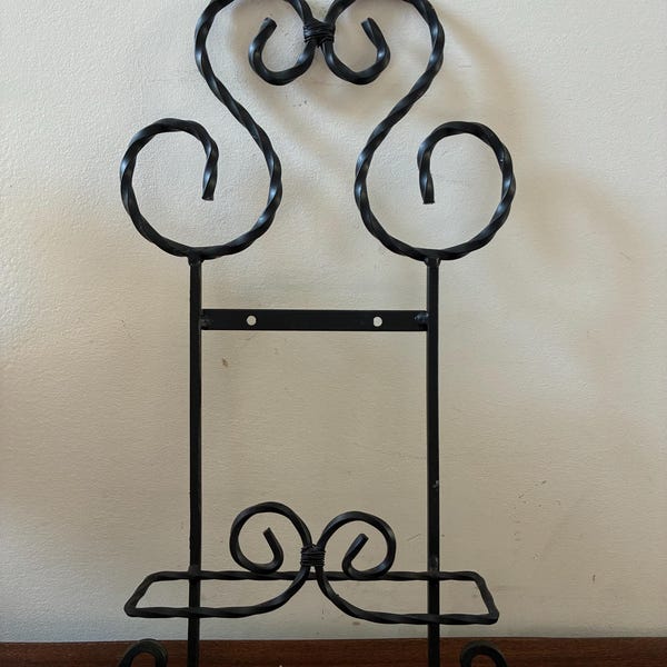Soporte de pared individual de hierro forjado negro para platos con diseño de corazón en espiral