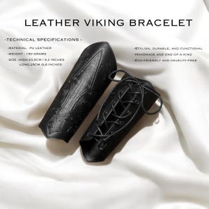 Könnte beinhalten: Schwarzes PU-Leder-Wikingerarmband mit geprägten Mustern und Schnürdesign. Das Armband ist 23,5 cm hoch und 25 cm lang. Der Text "LEATHER VIKING BRACELET" ist ebenfalls enthalten.