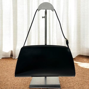Luxus Dalia Tragetasche, Handgefertigte Row Margaux Ledertasche mit Henkel und elegantem Accessoire für jeden Tag