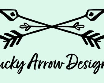 Può includere: Frecce nere incrociate con dettagli decorativi e la scritta "Lucky Arrow Designs" in corsivo su sfondo verde chiaro. Le frecce hanno un'estetica tribale o bohémien.