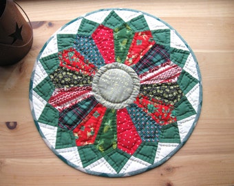 Hand Quilted Table Topper, Christmas Quilted Candle Mat, Round Tabletop Quilt, Rustic Decor, Farmhouse Decor Country Home Decor