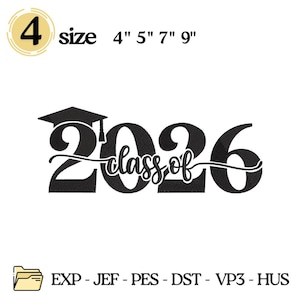 Puede incluir: Diseño de graduación en blanco y negro con el texto "Class of 2026" y un birrete. Disponible en tamaños de 10 cm, 13 cm, 18 cm y 23 cm para bordado o manualidades. Incluye formatos de archivo EXP, JEF, PES, DST, VP3 y HUS.