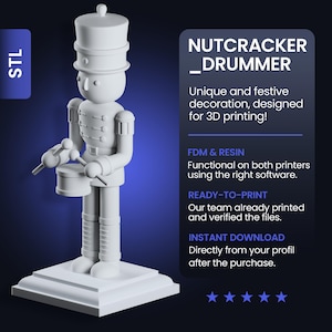Puede incluir: Un modelo de impresión 3D blanco de un tamborilero cascanueces que sostiene baquetas y un tambor. El modelo está sobre una base cuadrada. El texto "STL" está en la esquina superior izquierda de la imagen. El texto "NUTCRACKER_DRUMMER" está en la esquina superior derecha de la imagen. El texto "¡Decoración única y festiva, diseñada para la impresión 3D!" está debajo del título. El texto "FDM & RESIN" está debajo de la descripción. El texto "Funcional en ambas impresoras utilizando el software adecuado." está debajo del texto "FDM & RESIN". El texto "READY-TO-PRINT" está debajo del texto "Funcional en ambas impresoras utilizando el software adecuado.". El texto "Nuestro equipo ya ha impreso y verificado los archivos." está debajo del texto "READY-TO-PRINT". El texto "INSTANT DOWNLOAD" está debajo del texto "Nuestro equipo ya ha impreso y verificado los archivos.". El texto "Directamente desde tu perfil después de la compra." está debajo del texto "INSTANT DOWNLOAD". Cinco estrellas están debajo del texto "Directamente desde tu perfil después de la compra."