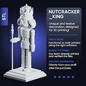 Può includere: Un modello bianco stampato in 3D di un soldato schiaccianoci con una corona, che tiene un bastone. Il modello è su una base quadrata. Il testo "NUTCRACKER_KING" è nell'angolo in alto a destra dell'immagine. Il testo "STL" è nell'angolo in alto a sinistra dell'immagine.