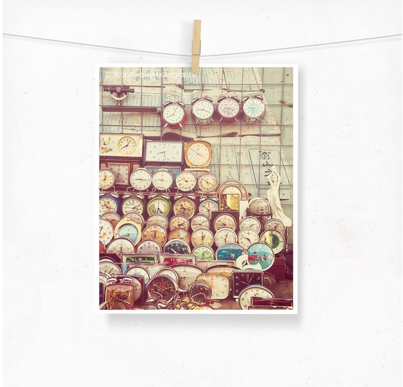 Beijing Fotografía de viaje, Retro Home Decor, Fotografía del reloj despertador, Impresión de la vida al idosa, estilo vintage, impresión caprichosa, mediados de siglo moderno imagen 3