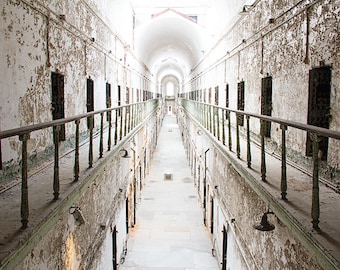 Fotografía de decadencia urbana, Penitenciaría Estatal del Este, Filadelfia, prisión abandonada, arquitectura histórica, deterioro, perspectiva
