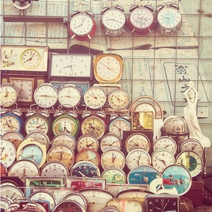 Beijing Fotografía de viaje, Retro Home Decor, Fotografía del reloj despertador, Impresión de la vida al idosa, estilo vintage, impresión caprichosa, mediados de siglo moderno imagen 2