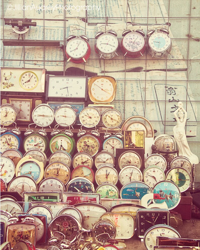 Beijing Fotografía de viaje, Retro Home Decor, Fotografía del reloj despertador, Impresión de la vida al idosa, estilo vintage, impresión caprichosa, mediados de siglo moderno imagen 2
