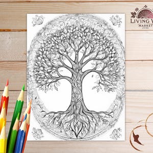 Może przedstawiać: Czarno-biała ilustracja szczegółowego drzewa życia, przeznaczona do kolorowania. Obraz przedstawia wzór drzewa z korzeniami, pniem, gałęziami i liśćmi, otoczony dekoracyjną obwódką. Widoczne są kredki.