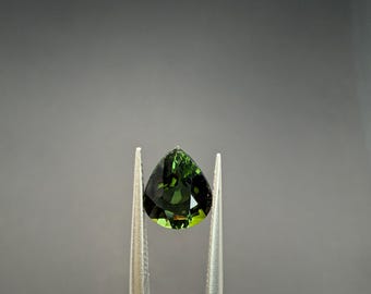 Turmalina Verde Natural 1,57Ct. Faceta Pêra. Origem Tanzânia. Calibrado Grau A+