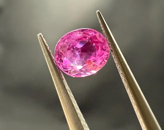 Safira rosa choque natural não aquecida 0,75 ct. Faceta oval. Origem Moçambique. Calibrada, grau AAA para joias.