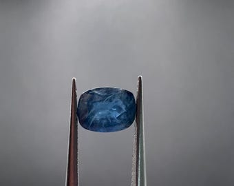 Safira Azul Natural Não Tratada .88Ct. Almofada de Faceta. Origem Austrália. Grau de Joalheria Calibrado AAA