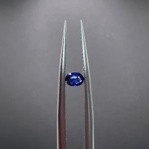 Natural Unheated Kashmir Blue Sapphire. Facet Oval. Ceylon. VVS Calibrated Jewlery Grade AAA