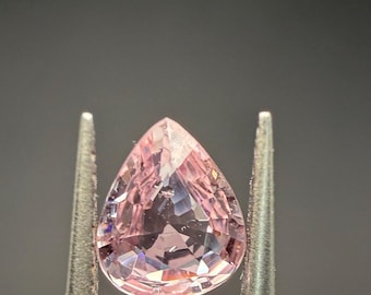Safira rosa natural sem tratamento, 0,63 ct. Origem: Madagascar. Facetada em pera. Calibrada para joias +