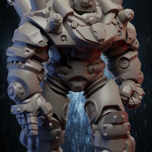 Può includere: Una miniatura grigia non dipinta di un robot pesantemente corazzato con un grande scarico cilindrico sulla schiena, molteplici prese d'aria circolari e una testa meccanica con una singola lente. Il testo PATREON GHAMAK sculpt by Francesco A. Pizzo è visibile.
