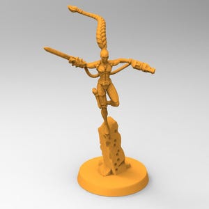 Peut inclure: Figurine miniature imprimée en 3D d'une guerrière jaune moutarde. La figurine est dans une pose dynamique, tenant une épée et deux armes montées sur les bras. Elle se tient sur une base rocheuse au sommet d'une plateforme circulaire.