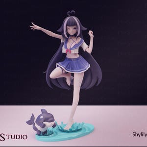 Peut inclure: Une figurine de style anime Shylily représentant un personnage aux longs cheveux sombres, vêtu d'une tenue de marin blanche et bleue avec un nœud rouge. Le personnage se tient sur une jambe sur une base en forme d'éclaboussure d'eau bleu clair.