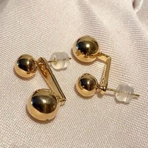 Aretes de bola doble de oro amarillo macizo de 18 quilates | Aretes huecos de doble esfera | Aretes redondos minimalistas italianos | Joyería moderna de oro imagen 7