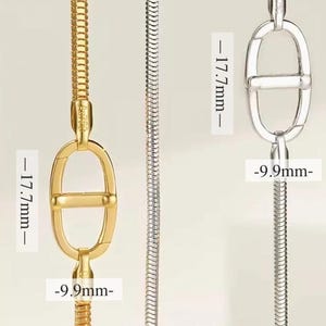 Peut inclure: Deux chaînes serpent en or et en argent avec un fermoir en forme d'ovale avec une barre au centre. Les chaînes mesurent 17,7 cm de long et 0,99 cm de large.