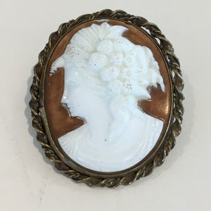 Edwardian Porcelain Cameo Cabachon Brooch image 1