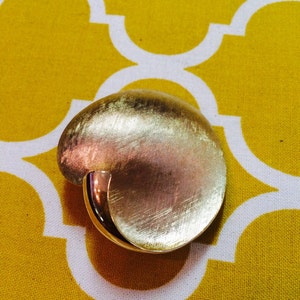 1960s Crown Trifari Modernist Brushed Goldtone Swirl Pin image 2