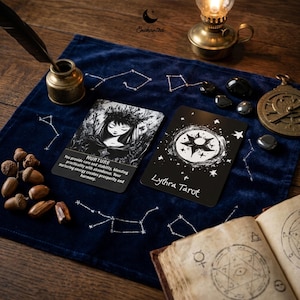 Pode incluir: Duas cartas de tarot retangulares sobre um pano de veludo azul escuro com padrões de constelações brancos. Uma carta apresenta uma ilustração a preto e branco de uma pessoa com coroa e o texto Nurture. A outra mostra Lythra Tarot.