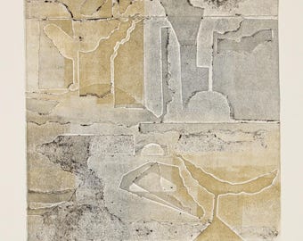 Puede incluir: Impresión de arte abstracto en tonos grises y marrones con un aspecto texturizado y en capas. La impresión está firmada "Dust" en la esquina inferior derecha.