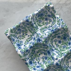 Plateau à œufs en céramique artisanale | Cadeau de pendaison de crémaillère | Décoration de cuisine | Boîte à œufs | Cadeau unique fait main Dainty Blue Garden