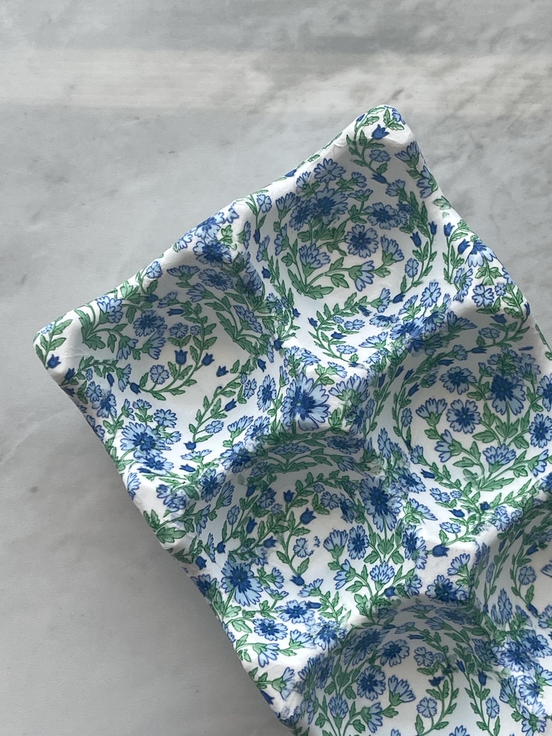 Plateau à œufs en céramique artisanale | Cadeau de pendaison de crémaillère | Décoration de cuisine | Boîte à œufs | Cadeau unique fait main Dainty Blue Garden