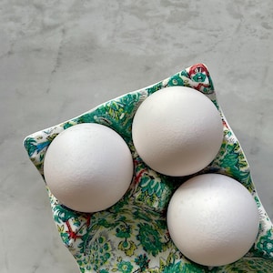Plateau à œufs en céramique artisanale | Cadeau de pendaison de crémaillère | Décoration de cuisine | Boîte à œufs | Cadeau unique fait main Peacocks