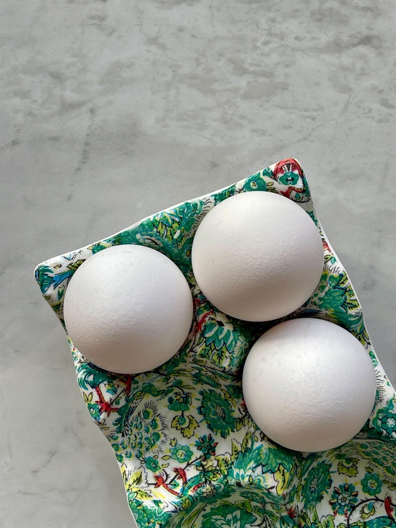 Plateau à œufs en céramique artisanale | Cadeau de pendaison de crémaillère | Décoration de cuisine | Boîte à œufs | Cadeau unique fait main Peacocks