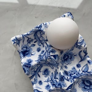 Plateau à œufs en céramique artisanale | Cadeau de pendaison de crémaillère | Décoration de cuisine | Boîte à œufs | Cadeau unique fait main Dynasty Blue