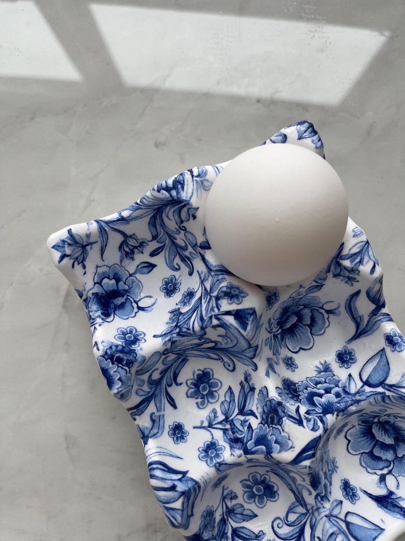 Plateau à œufs en céramique artisanale | Cadeau de pendaison de crémaillère | Décoration de cuisine | Boîte à œufs | Cadeau unique fait main Dynasty Blue