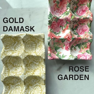 Peut inclure: Deux plateaux &agrave; &oelig;ufs rectangulaires avec six alv&eacute;oles chacun. L'un pr&eacute;sente un motif damass&eacute; dor&eacute; sur fond blanc, &eacute;tiquet&eacute; GOLD DAMASK. L'autre affiche un motif floral de roses roses et vertes, &eacute;tiquet&eacute; ROSE GARDEN.