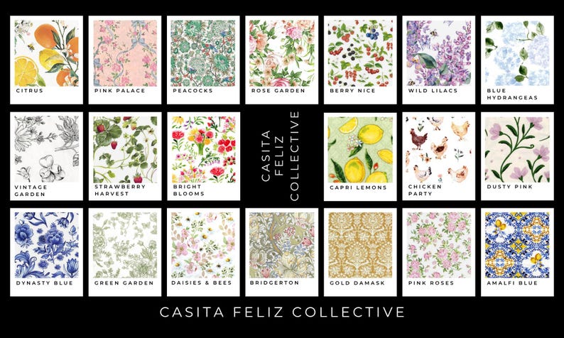 Peut inclure: Une collection de dix-huit &eacute;chantillons de tissu carr&eacute;s &eacute;tiquet&eacute;s Casita Feliz Collective, pr&eacute;sentant divers motifs incluant des agrumes, des arrangements floraux, des baies, des paons, des poulets, du damas et des motifs de tuiles bleues sur fond noir.