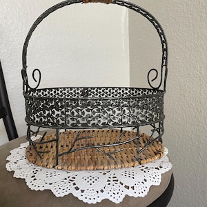 Vintage Wicker Basket with Metal Handle: Farmhouse Decor