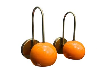 Aplique de pared de latón crudo de mediados de siglo, aplique de pared de latón crudo con ojo naranja, lámpara de mesita de noche, par de lámparas