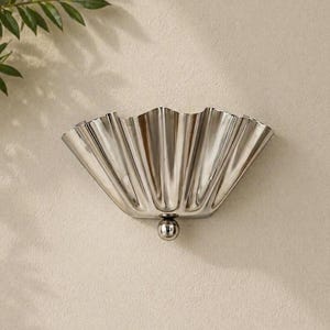 Vägglampa i polerad krom - Räfflad metallfläkt - Vägglampa i art déco-stil med mitten av århundradet - Modern silverfärgad kammusslad vägglampa