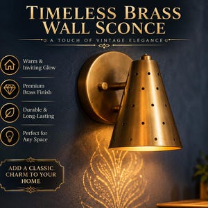 Op de afbeelding: Een messing wandlamp met een conische kap voorzien van kleine ronde perforaties. De tekst luidt: TIMELESS BRASS WALL SCONCE, A TOUCH OF VINTAGE ELEGANCE, Warm & Inviting Glow, Premium Brass Finish, Durable & Long-Lasting, Perfect for Any Space, ADD A CLASSIC CHARM TO YOUR HOME.