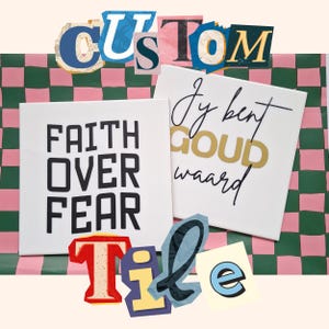 Può includere: Due piastrelle quadrate bianche con testo nero: "FAITH OVER FEAR" e "Jy bent GOUD waard". La parola "Tile" è scritta con lettere ritagliate colorate. Lo sfondo è un motivo a scacchi rosa e verde.