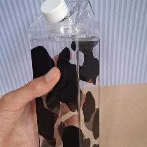 Milk Carton Water Bottle with koeienvlekken – Cow Print Tumbler – Reusable Aesthetic Bottle – Gift for farm farmhouse decor drinkware cute