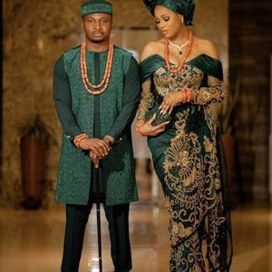 Igbo Hochzeitsoutfit: Passendes George Korsettkleid, afrikanische Paarkleidung