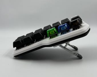 Corne v4 USB-C con patas de apoyo