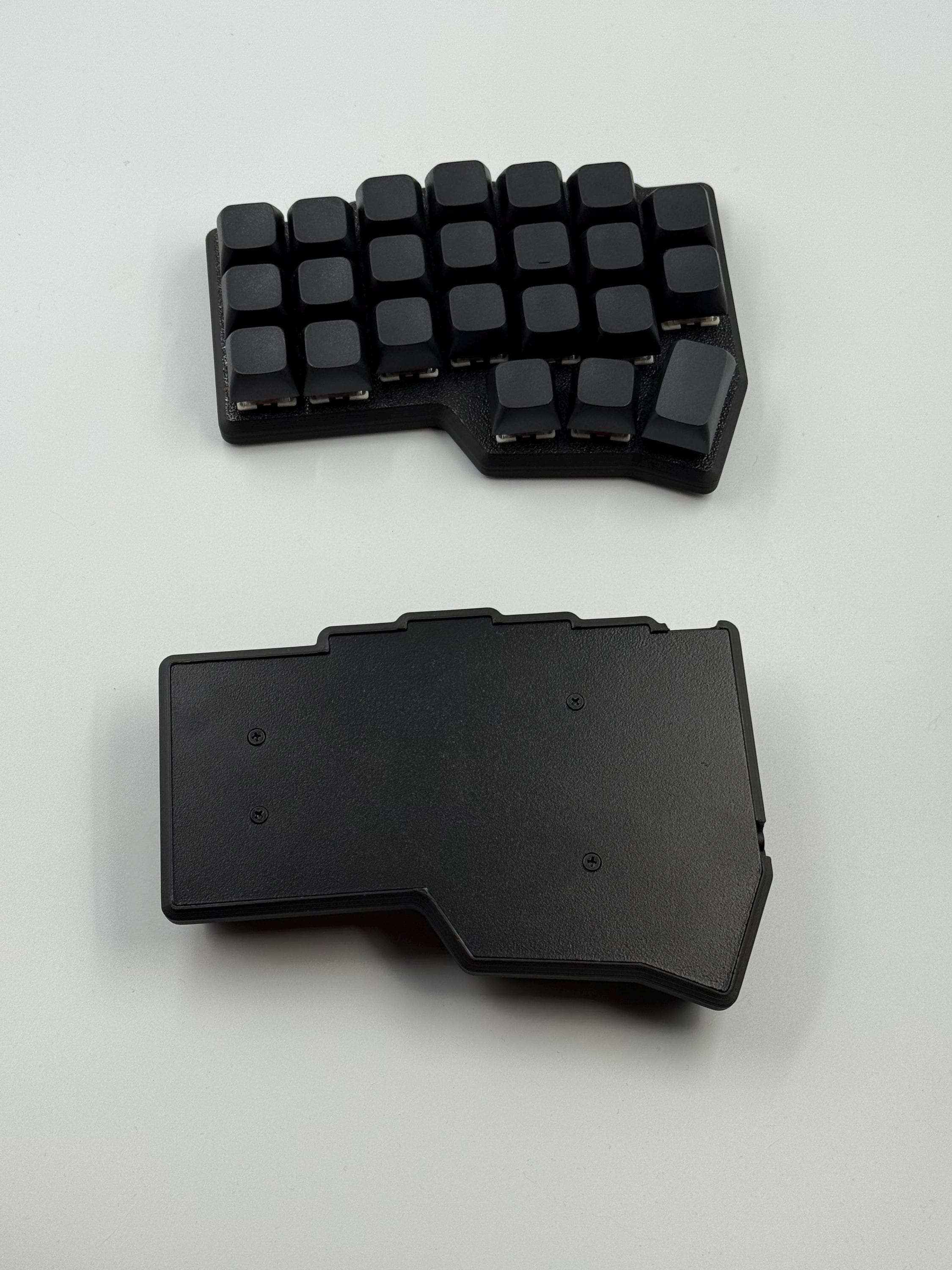 Corne v4.1 MX 有線分割キーボード: 金属プレート、調整可能なテン