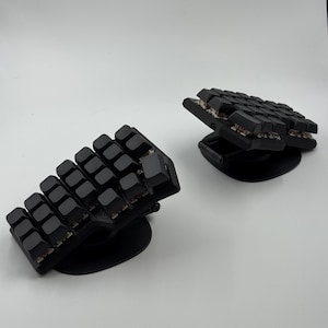 Teclado con cable USB-C Corne v4.1 MX: carcasa de metal y cierre magnético