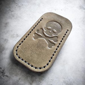Jolly Rogers Leather Slip: Gray Italian Pueblo Leather, Pirate Skull (Sm)