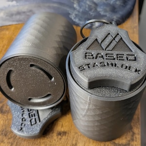 Pot caché de sécurité STASHLOCK fabriqué aux États-Unis : rangement pour herbes aromatiques avec porte-clés et sac à cordon par le fondateur de MasonBrite