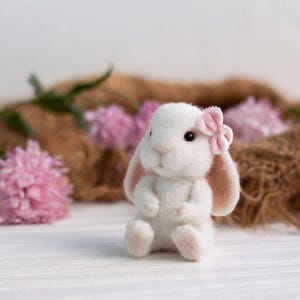 Petit lapin feutré - lapin feutré à l'aiguille - accessoires nouveau-né lapin - lapin fait main - lièvre en laine - jouet lapin aiguille - lapin en peluche douce