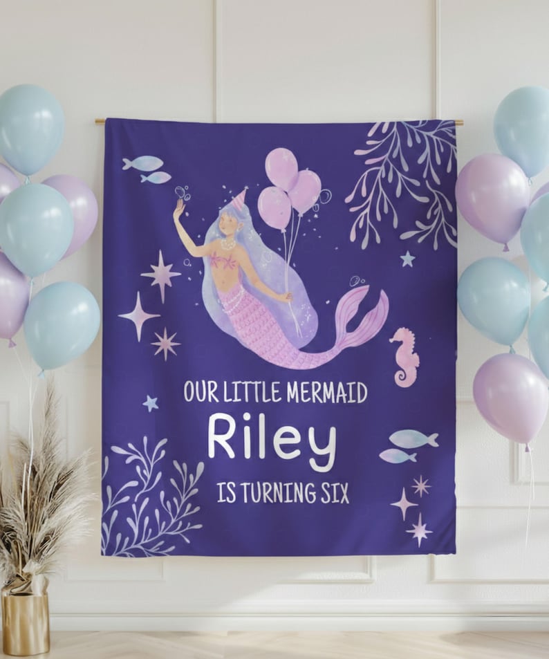 Puede incluir: Una pancarta de cumplea&ntilde;os con tem&aacute;tica de sirena p&uacute;rpura con el texto "Our Little Mermaid Riley is Turning Six". La pancarta presenta una ilustraci&oacute;n de sirena, globos, estrellas y elementos acu&aacute;ticos. Globos de color azul pastel y morado en el fondo.